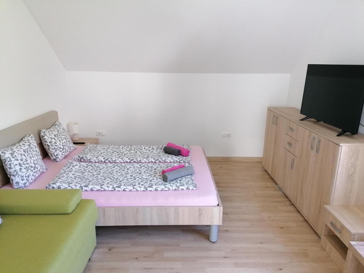 Apartment Marjetka Zirovnica Екстериор снимка